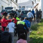 Vecinos de El Campillo (Huelva) saltan el cordón policial para increpar a Bernardo Montoya/Efe