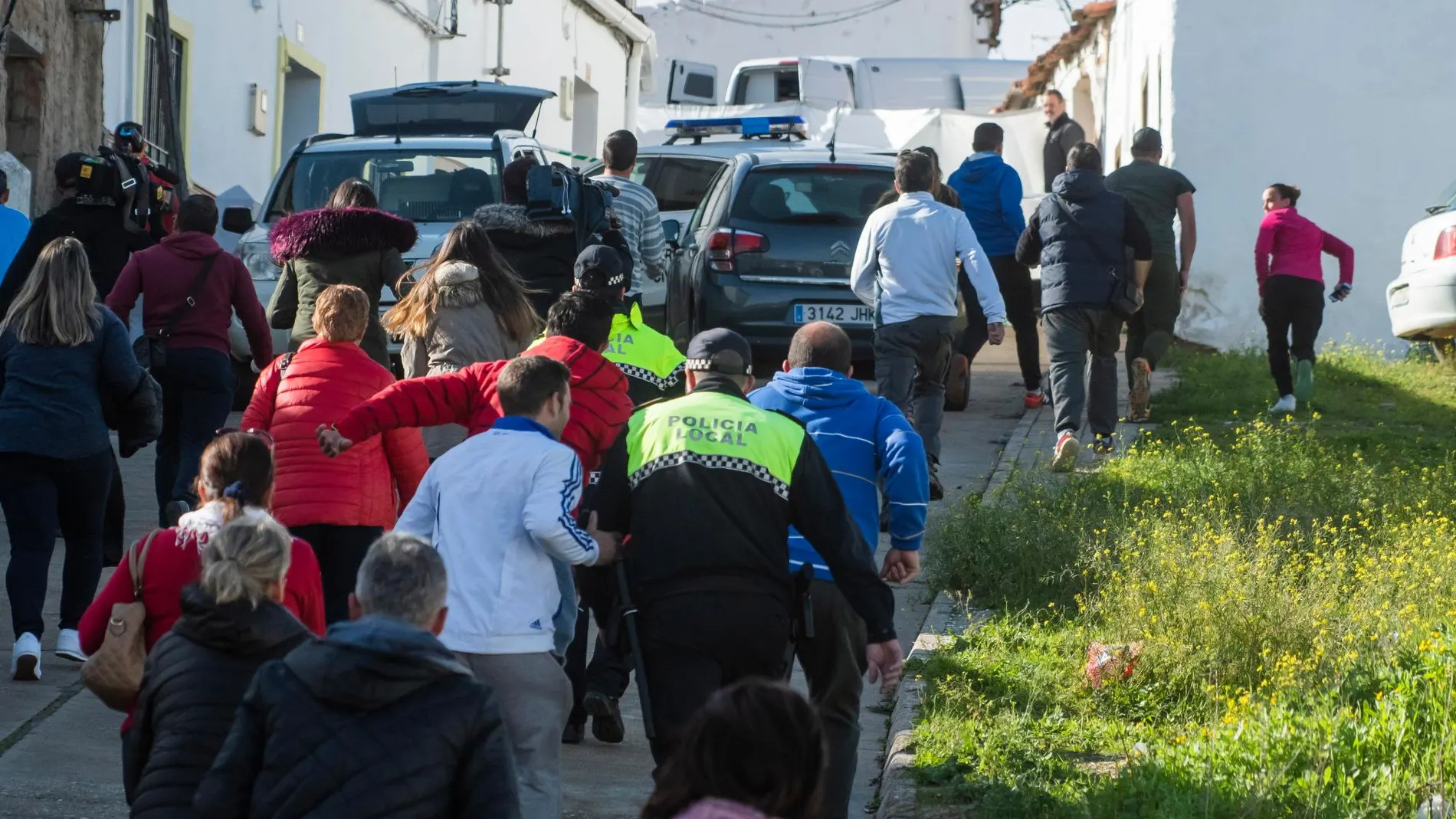Vecinos de El Campillo (Huelva) saltan el cordón policial para increpar a Bernardo Montoya/Efe