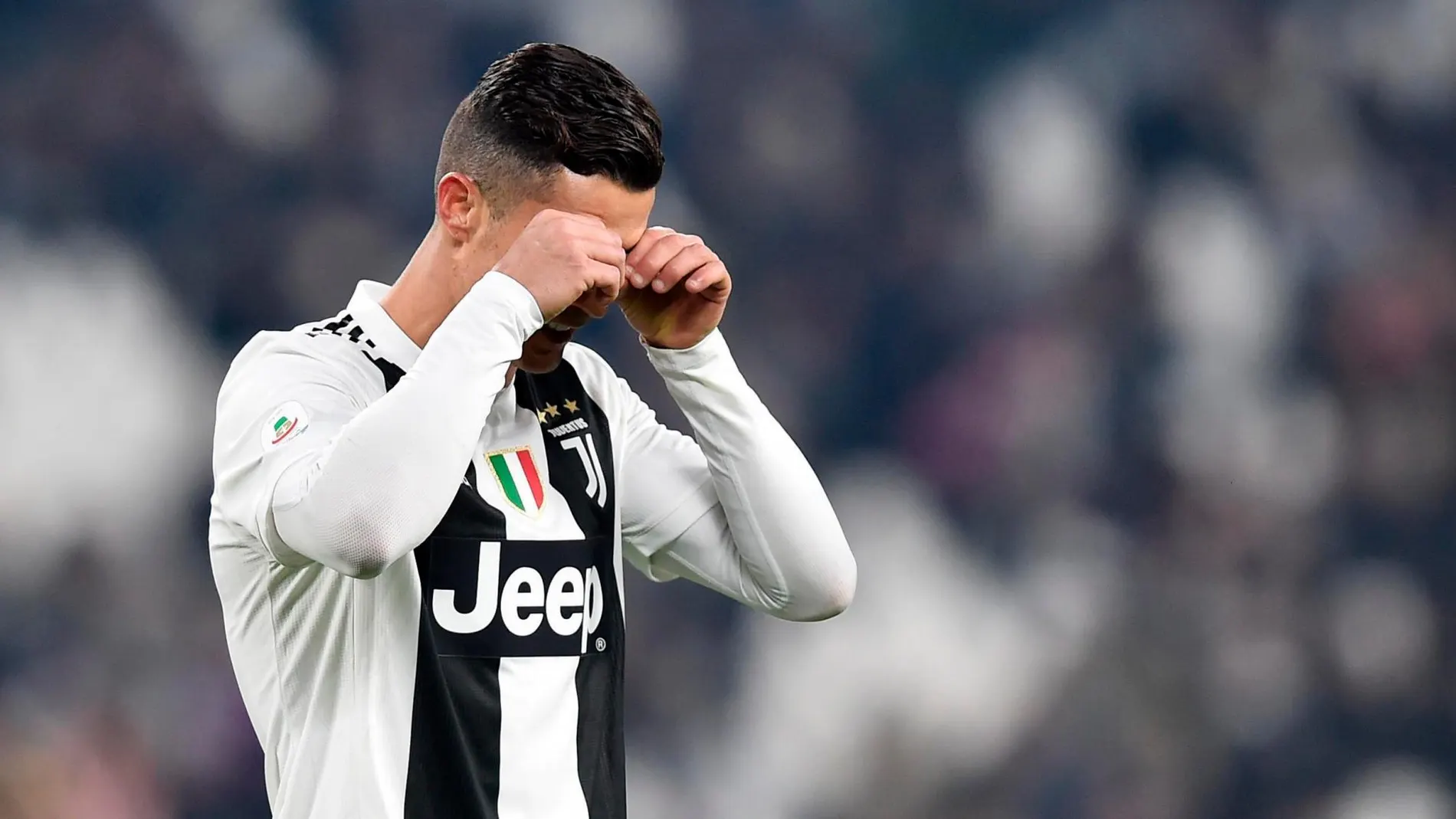 Crisitano Ronaldo se lamenta tras fallar un penalti