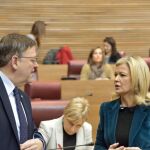 La consellera Bravo charla con el presidente Puig en Les Corts, en una imagen de archivo