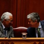 El primer ministro luso, Antonio Costa, conversa con el ministro de Finanzas portugués, Mario Centeno (dcha) durante un debate en el Palramento de Losboa el pasado día 27
