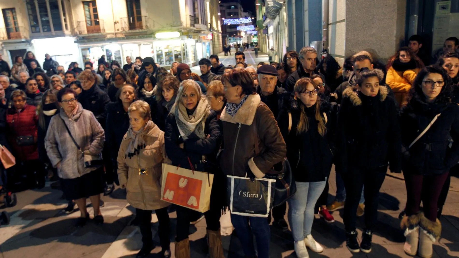 Cerca de dos centenares de personas se han dado cita esta tarde en una concentración silenciosa que, de forma espontánea, se ha celebrado en la plaza de la Constitución de Zamora / Efe