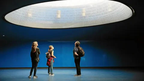 El monumento homenaje a las víctimas del 11-M de Madrid es una construcción erigida en homenaje a las víctimas de los ataques terroristas