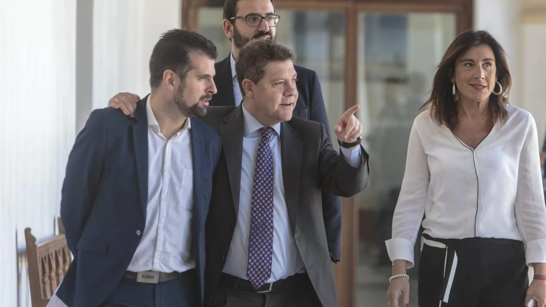 Emiliano García-Page, junto a Luis Tudanca y Ana Sánchez durante el encuentro mantenido en la sede de la Presidencia de Castilla-La Mancha, en Toledo