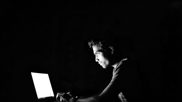 6 cosas ilegales que puedes encargar a un hacker: esto es lo que te costarán