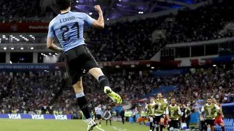 Cavani celebra uno de sus dos goles anotados ante Portugal / Ap