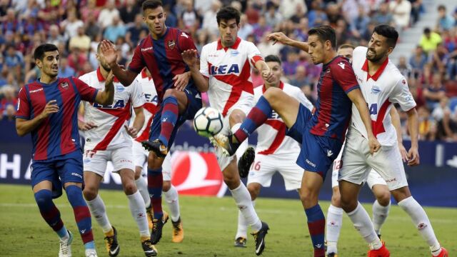 Jugadores de Levante y Alavés disputan un balón