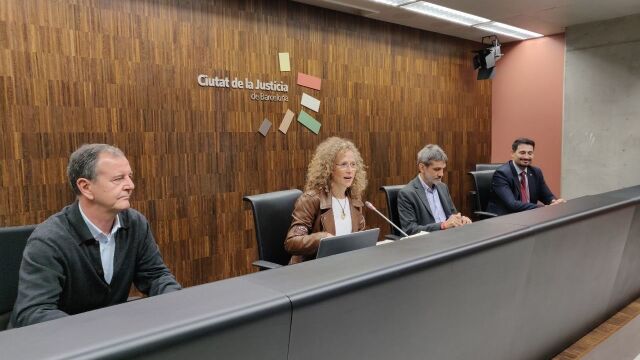 En el centro de la imagen, la juez decana de Barcelona, Mercè Caso