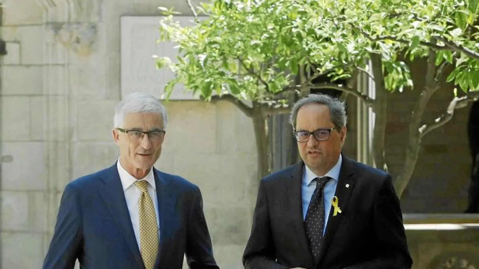 El presidente de Cataluña, Quim Torra (d) y el presidente de Flandes, Geert Bourgeois (i), al inicio de la reunión que mantuvieron ayer en el Palau de la Generalitat de Barcelona. EFE/Toni Albir
