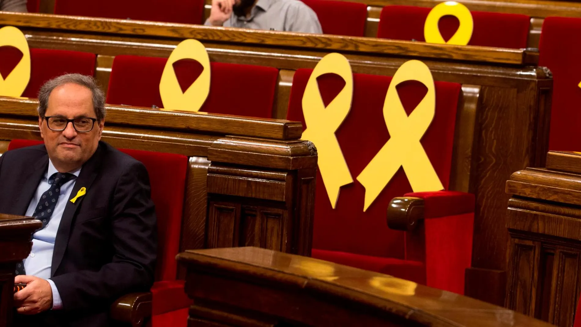 Lazos amarillos en el Parlament en los sitios en los que deberían ubicarse los diputados catalanes independentistas que están encarcelados / EFE