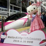 En el tren inaugurado hoy, todo está creado con motivos de la gata Hello Kitty / Ap