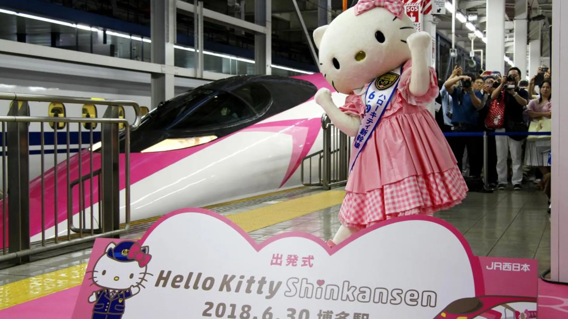 En el tren inaugurado hoy, todo está creado con motivos de la gata Hello Kitty / Ap