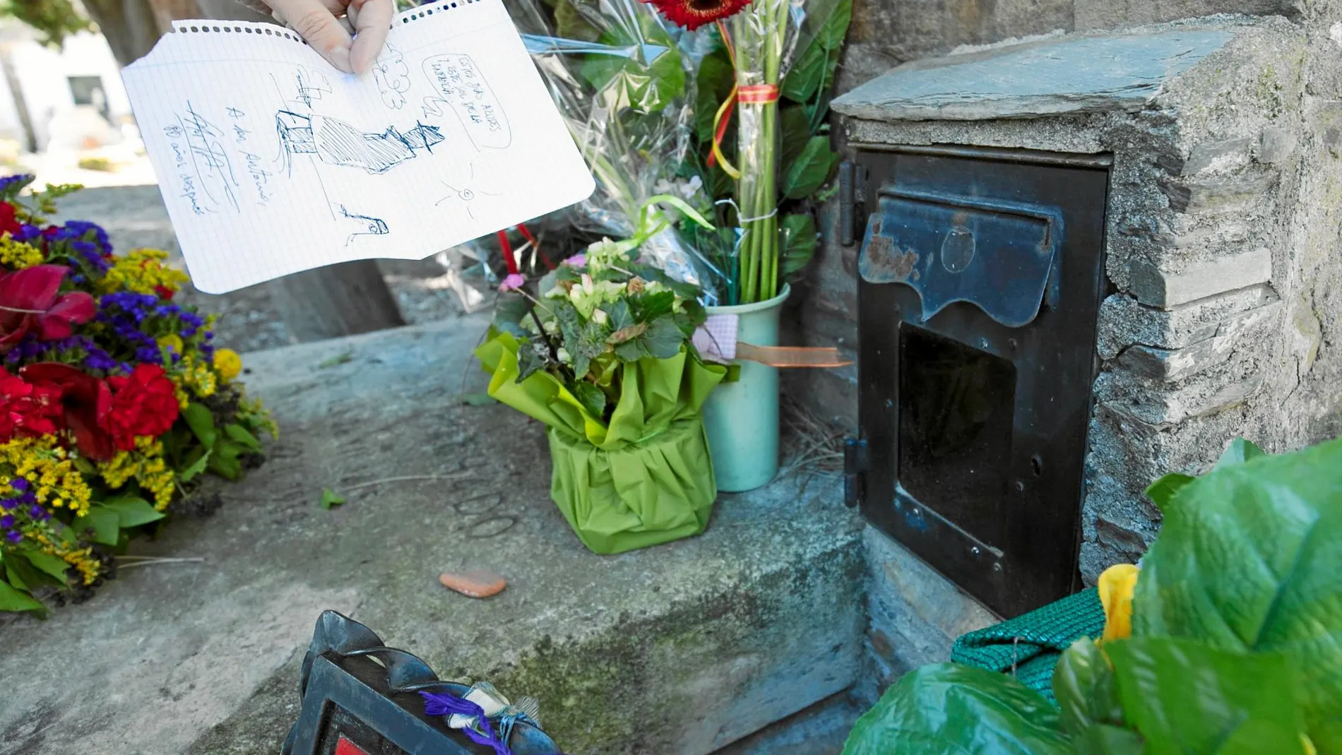 Tumba de Antonio Machado, donde sus lectores todavía continúan dejando flores y recuerdos