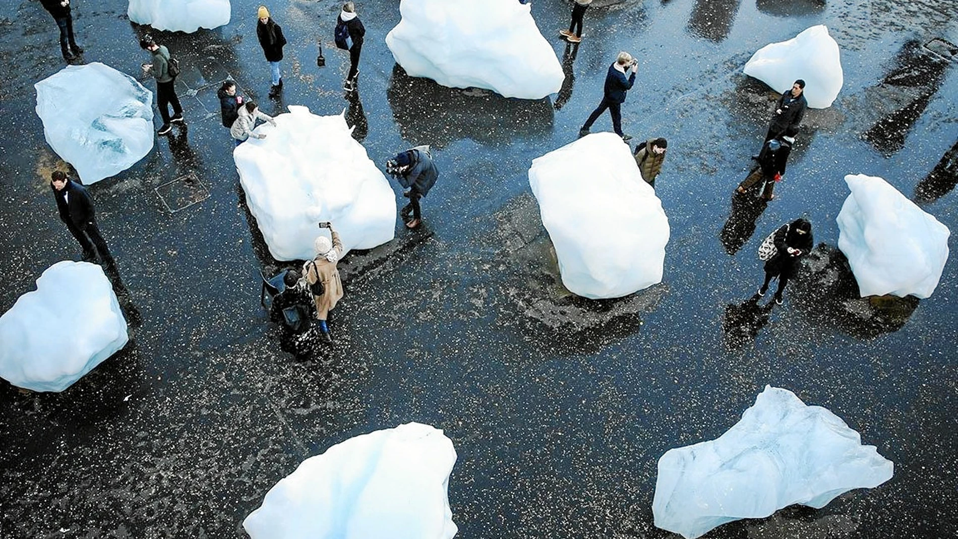Una de las instalaciones de hielo en Londres que ha traído Eliasson desde el fiordo Nuup Kangerlua