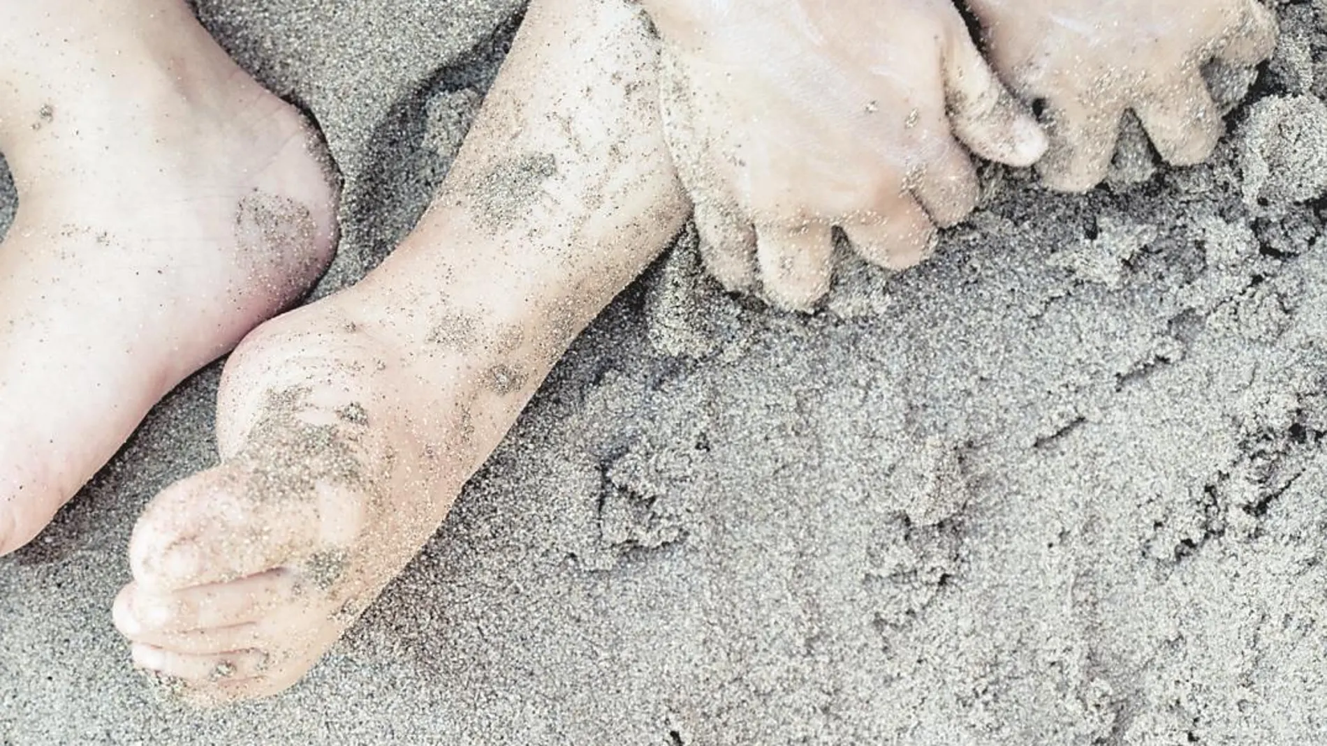 ¿Por qué es tan difícil quitarse la arena de la playa?