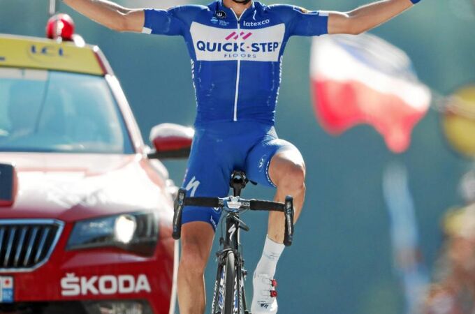 Julian Alaphilippe celebra su victoria de etapa ayer en Le Grand Bornand