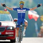 Julian Alaphilippe celebra su victoria de etapa ayer en Le Grand Bornand