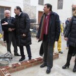 Alfonso Polanco conversa con alumnos que trabajan en la conservación de la Catedral de Palencia, en presencia deFernández Carriedo, Ángeles Armisén y Luis Domingo González