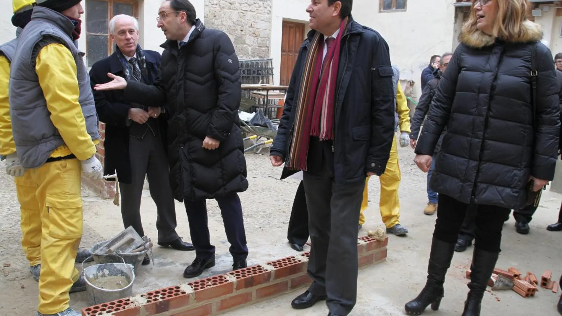 Alfonso Polanco conversa con alumnos que trabajan en la conservación de la Catedral de Palencia, en presencia deFernández Carriedo, Ángeles Armisén y Luis Domingo González