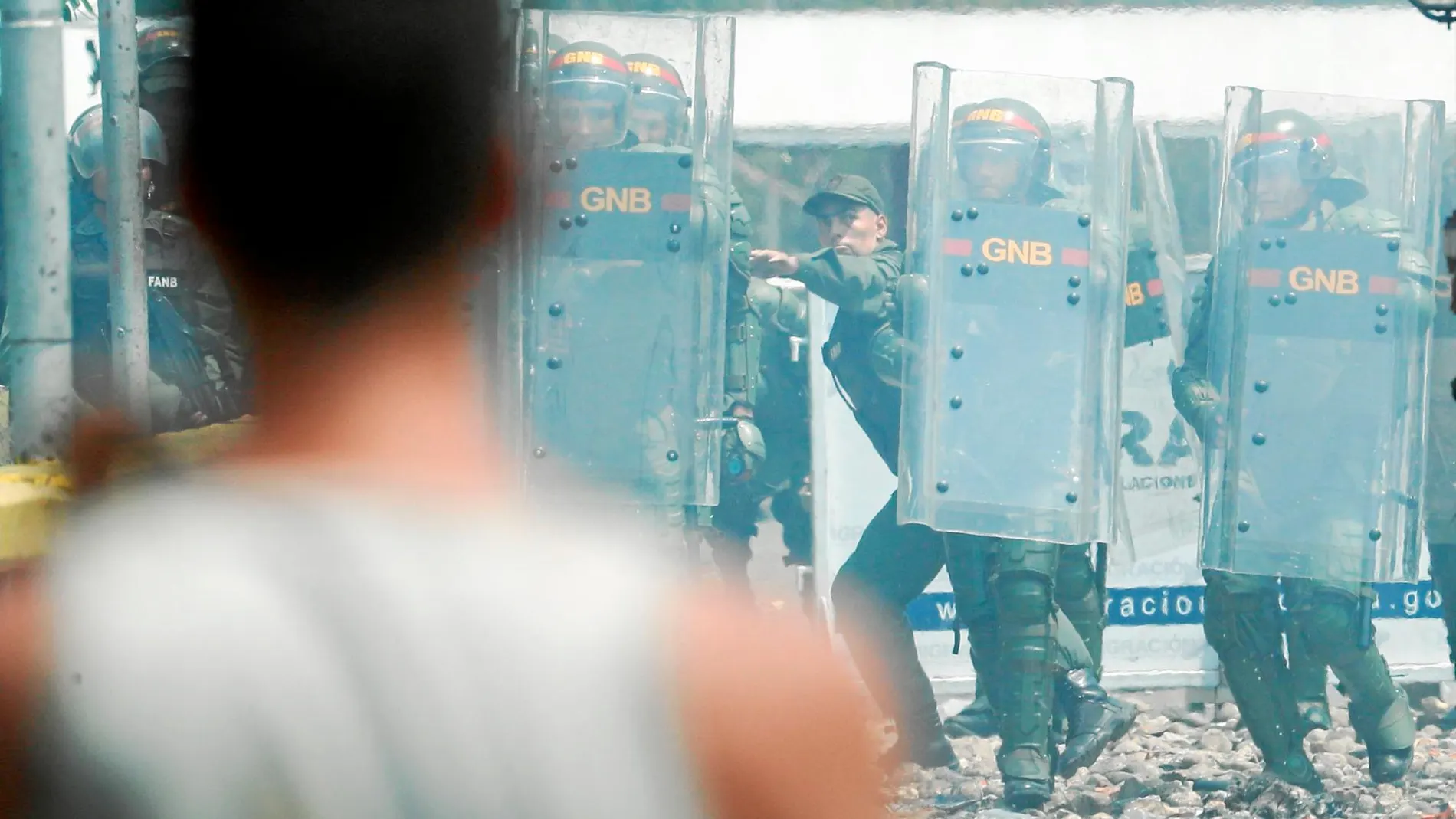 Manifestantes opositores venezolanos se enfrentan a la Guardia Nacional Bolivariana en el puente Francisco de Paula Santander, en la frontera con Colombia / Efe
