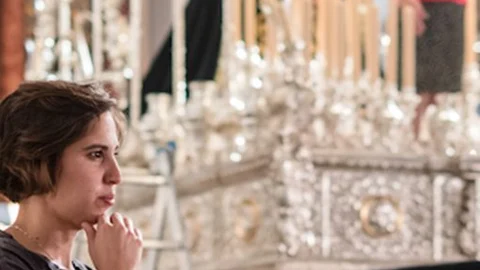 En la galería, la directora Marta Díaz de Lope Díaz durante el rodaje de «Mi querida cofradía»; Eduardo Noriega en «Nadie conoce a nadie»; el cartel de «Gracias a Dios»; e imagen de «Por la gracia de Dios»