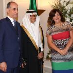 En la imagen aparece el anfitrión saudí Mansour Bin Khalid A. Alfarhan Al Saud, escoltado, a su izda, del embajador jordano Ghasson Abdel Rahim Odeh Majali y a la derecha, la señora del Muna Abdul Hadi Attalah Majali