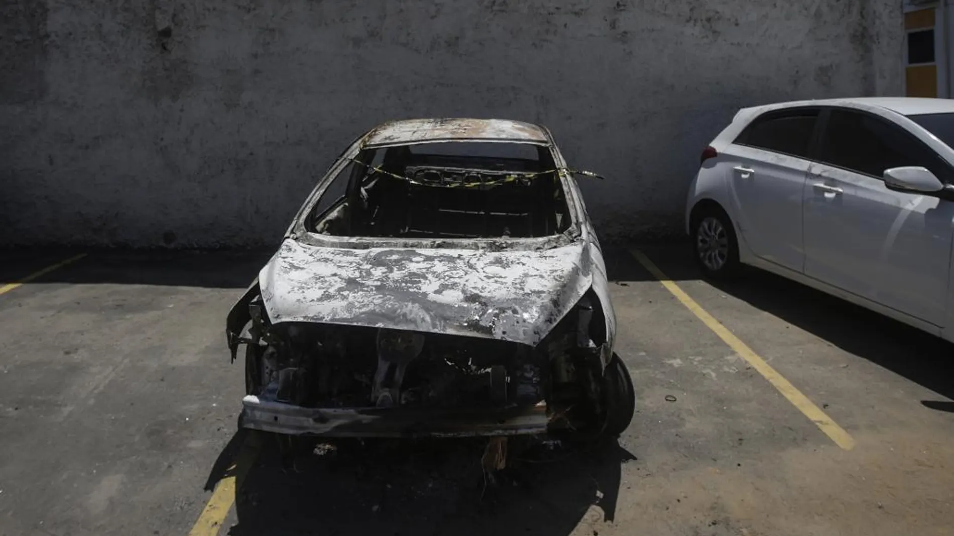 Coche calcinado encontrado por la Policía brasileña con un cuerpo carbonizado en su interior, con la placa del vehículo que el embajador griego en Brasil, Kyriakos Amiridis, había alquilado para moverse en Río de Janeiro