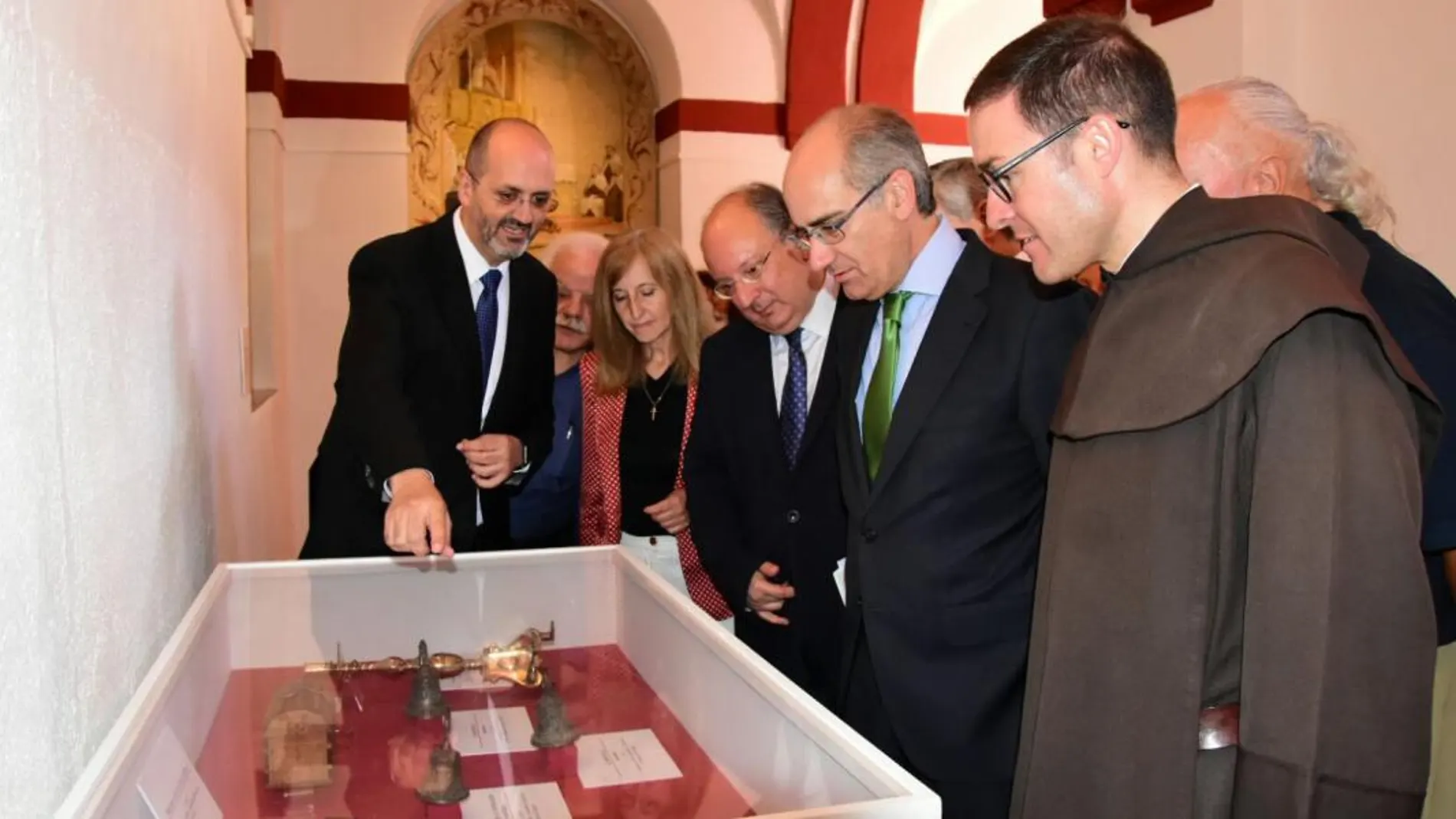 El presidente de la Diputación de Salamanca, Javier Iglesias, inaugura la exposición