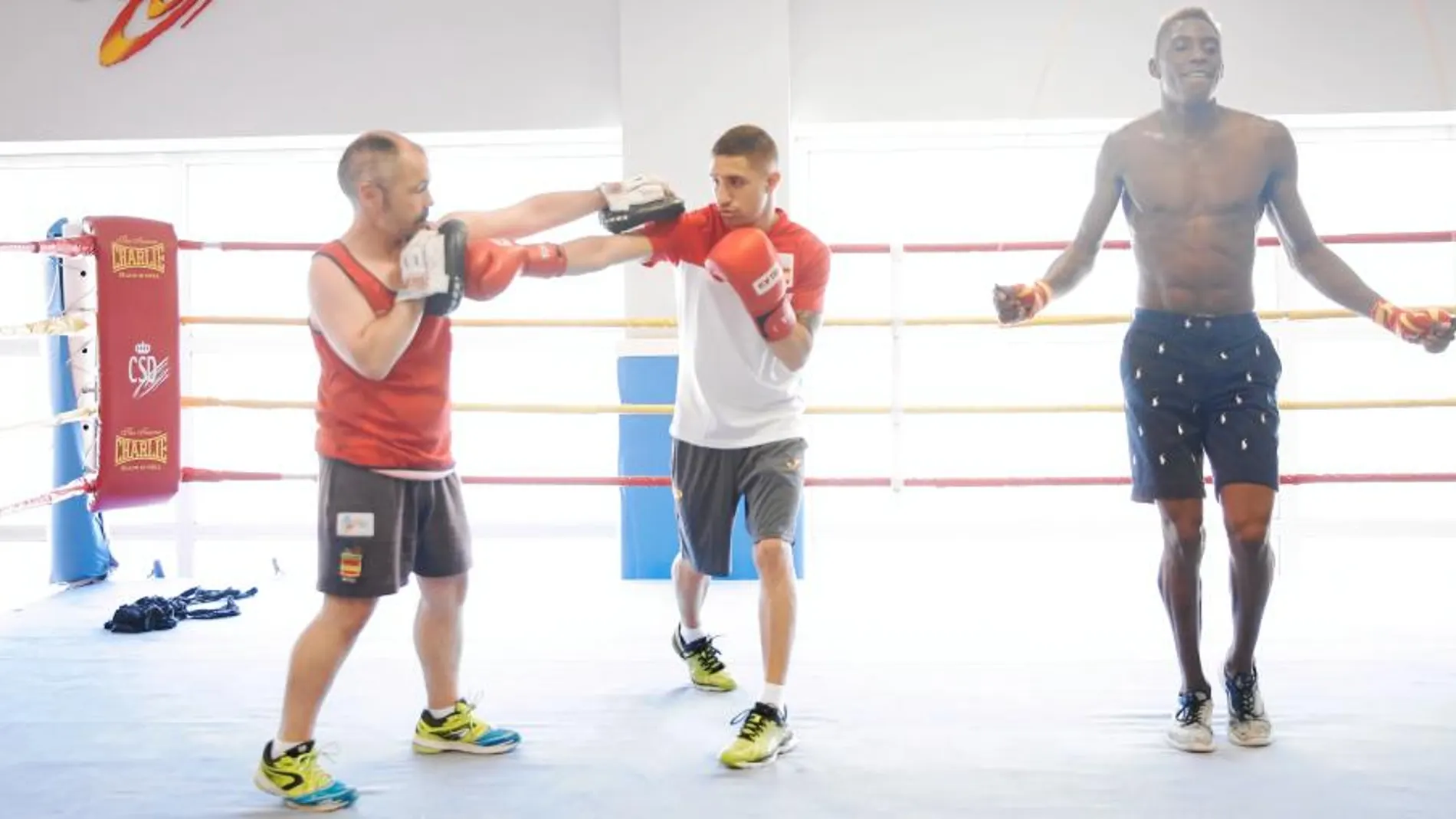 Los boxeadores Samuel Carmona y Youba Sissokho entrenan con Rafa Lozano