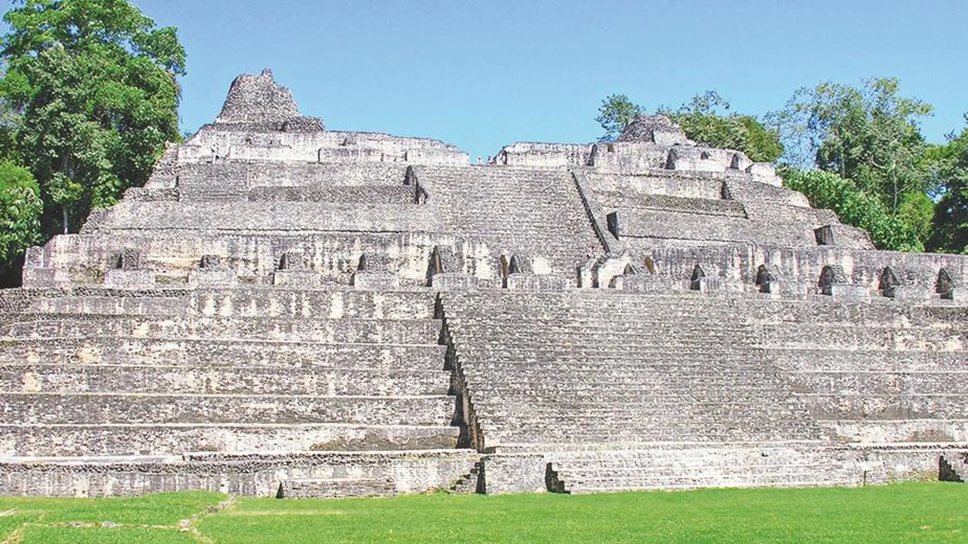 Pirámide de Caana, como un gran rascacielos en mitad de la jungla urbana