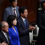 El primer ministro japonés, Shinzo Abe (c), reacciona tras la disolución de la Cámara Baja hoy, en Tokio (Japón)