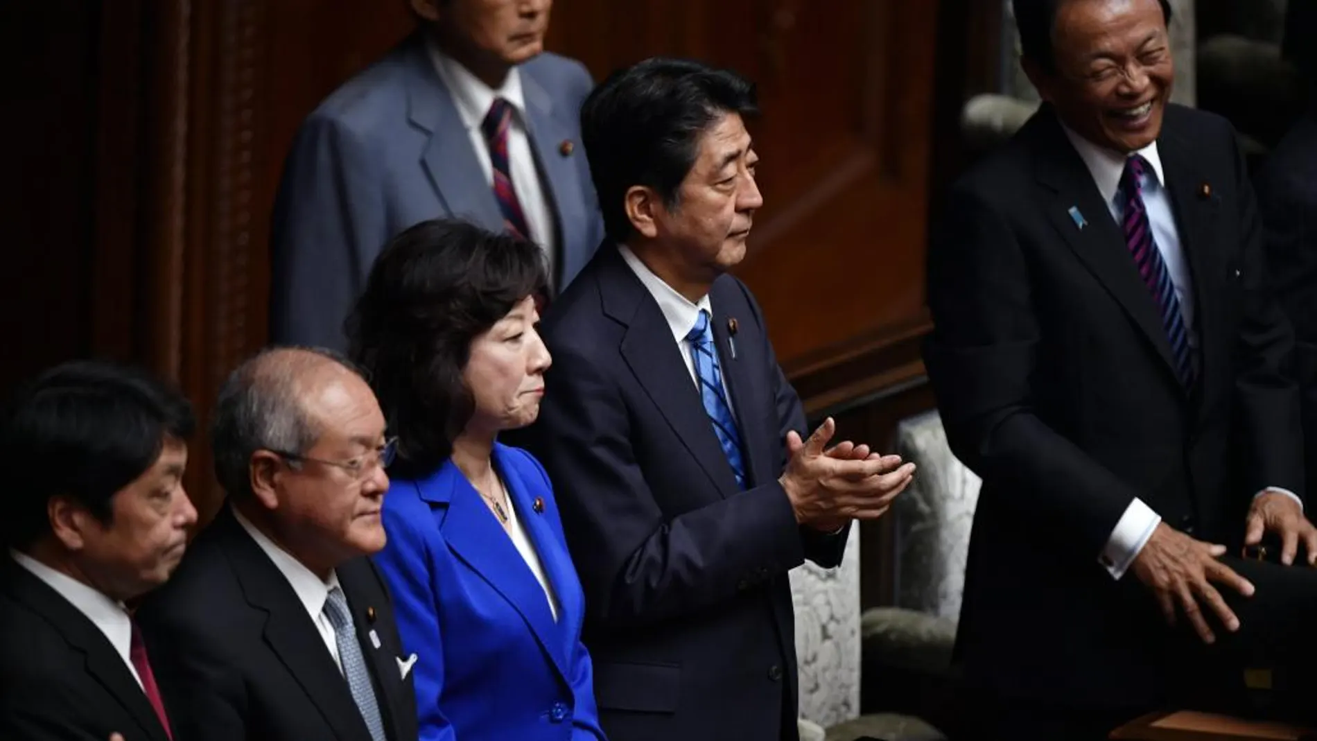 El primer ministro japonés, Shinzo Abe (c), reacciona tras la disolución de la Cámara Baja hoy, en Tokio (Japón)