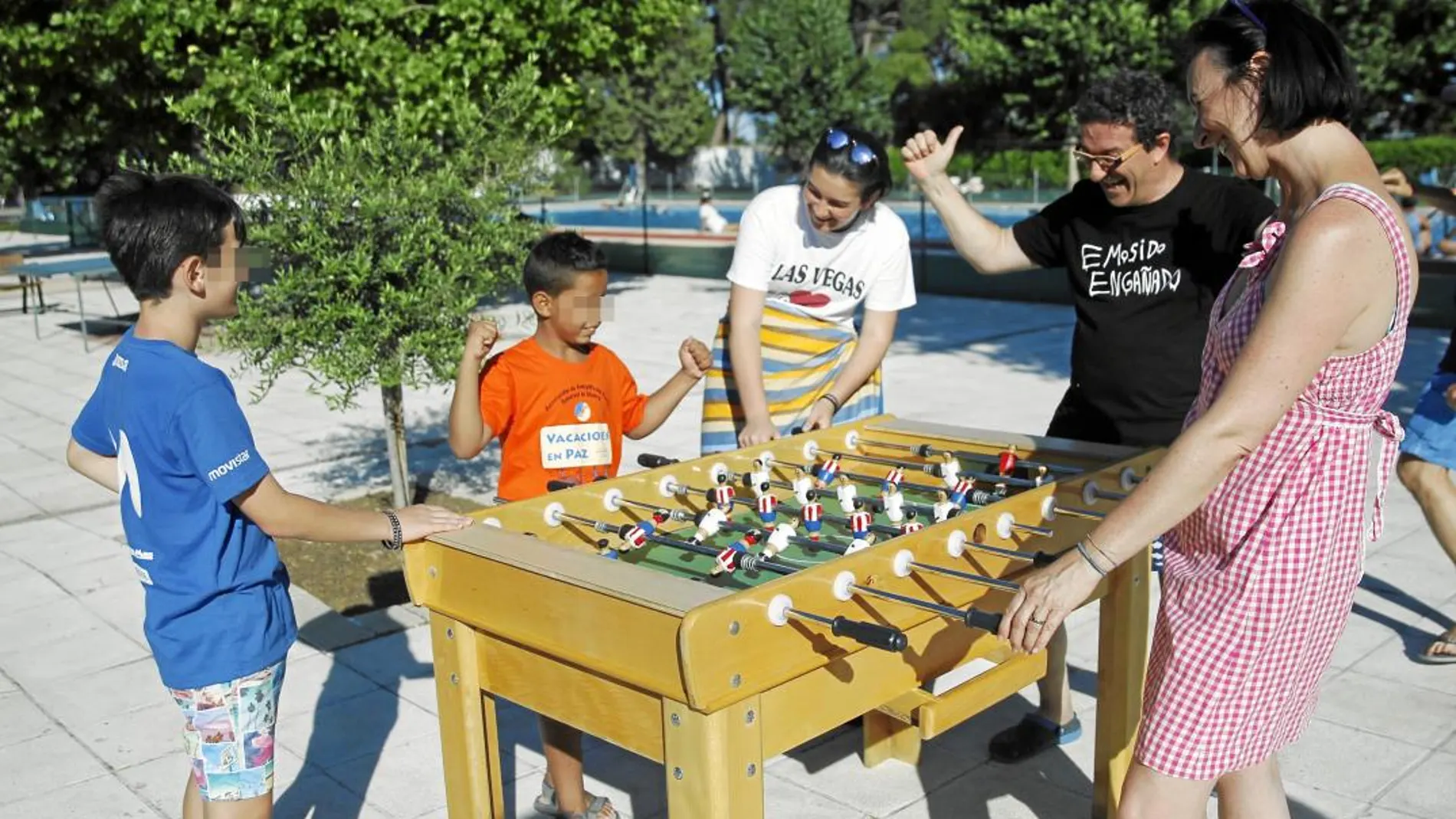 Al-Hach jugando al futbolín con Eva, Ángel y sus hijos, Clara y Carlos/ Connie G. Santos