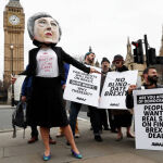 Manifestantes antiBrexit, uno de ellos disfrazado de Theresa May