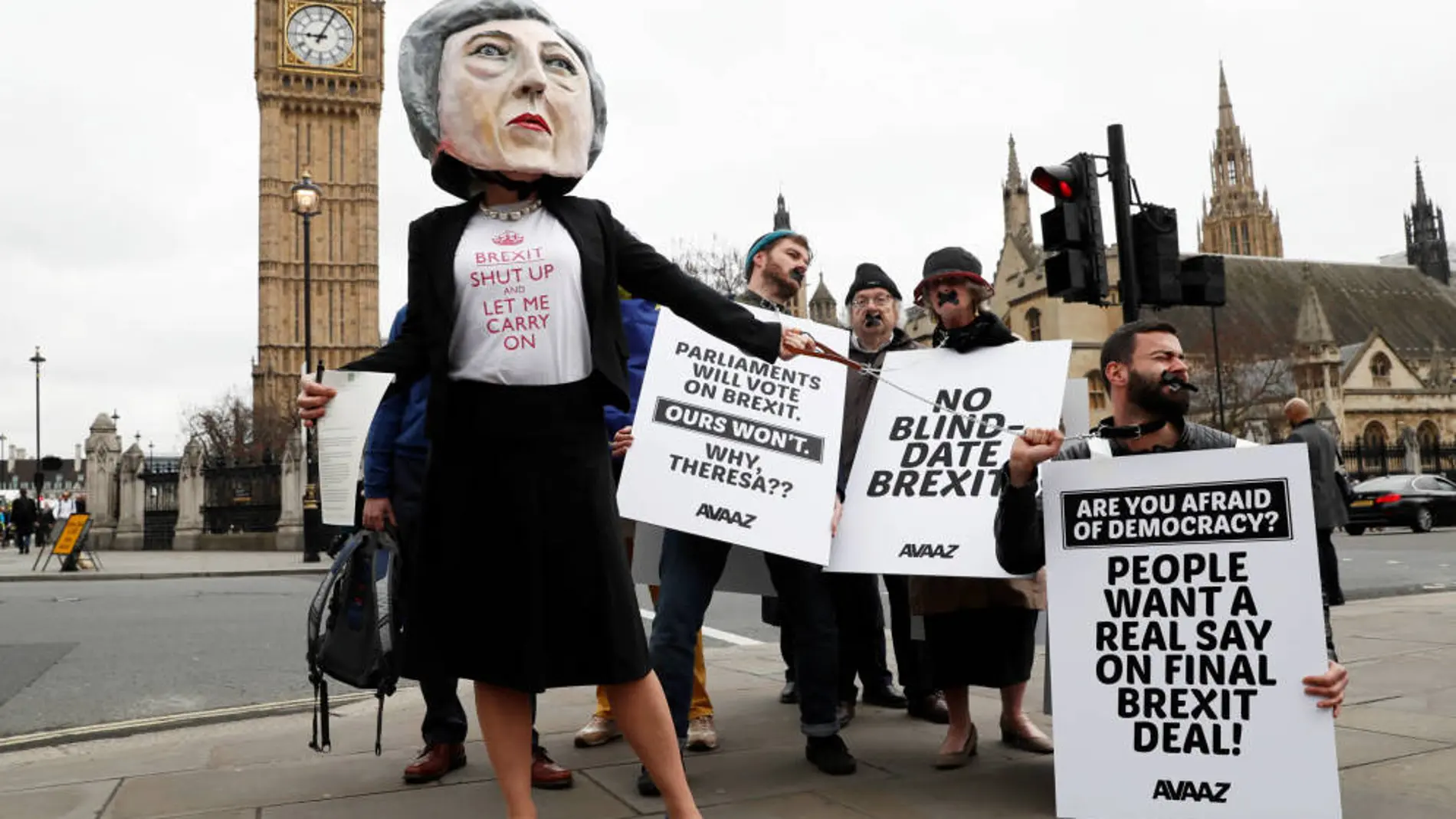 Manifestantes antiBrexit, uno de ellos disfrazado de Theresa May