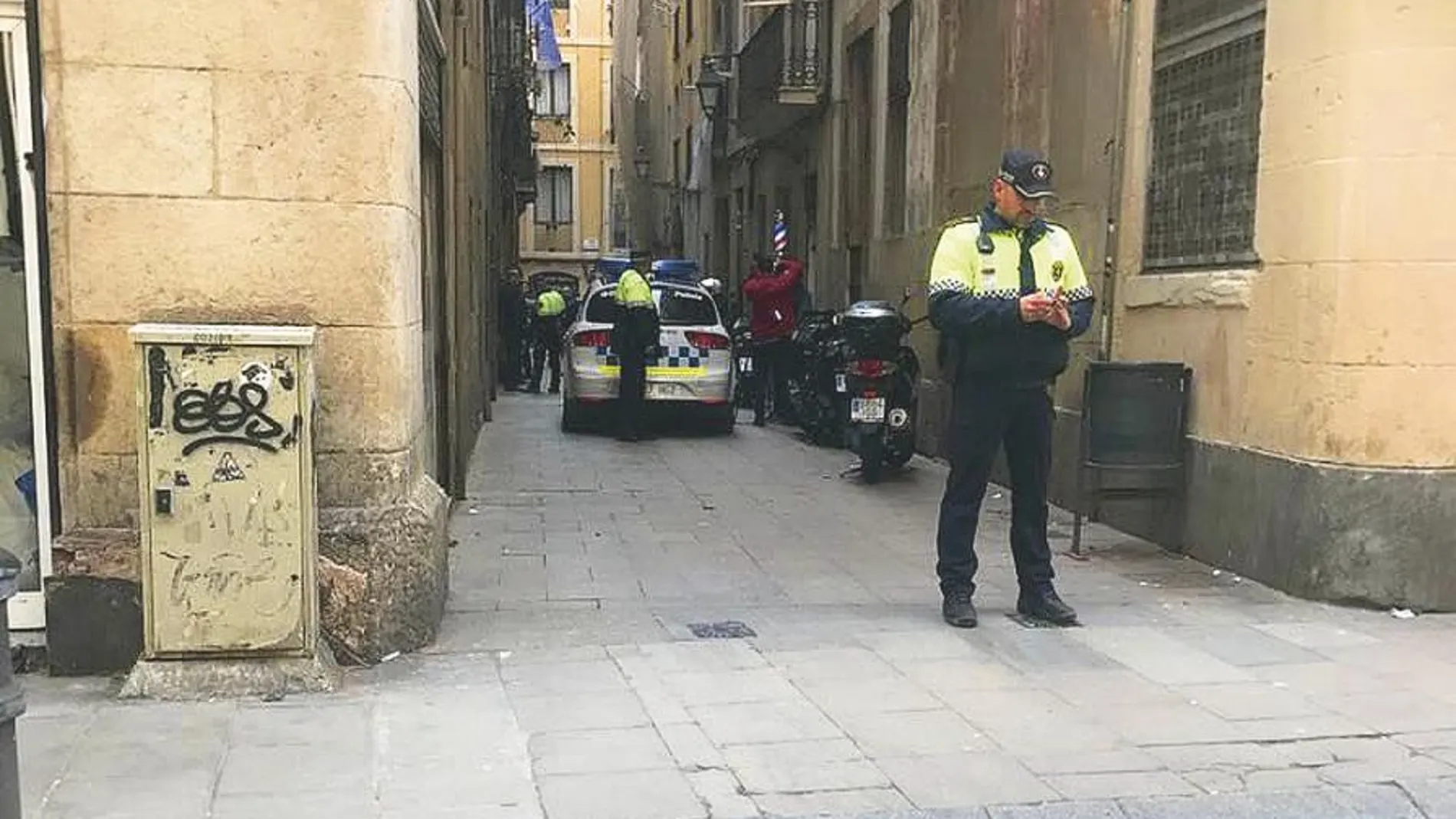 Imagen de la intervención de la Guardia Urbana en el narcopiso ayer en la calle Picalquers