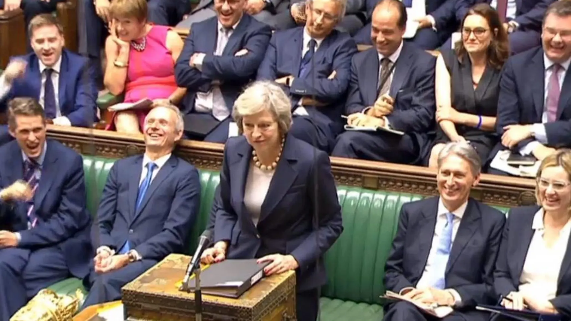 Captura de vídeo que muestra a la primera ministra británica, Theresa May (c), durante la sesión semanal de preguntas al primer ministro en la Cámara de los Comunes, en Londres, Reino Unido, hoy, 20 de julio de 2016.