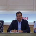 El líder del PSOE, Pedro Sánchez, durante la reunión de la Comisión permanente de La Ejecutiva Federal del PSOE, junto a Micaela Navarro y César Luena