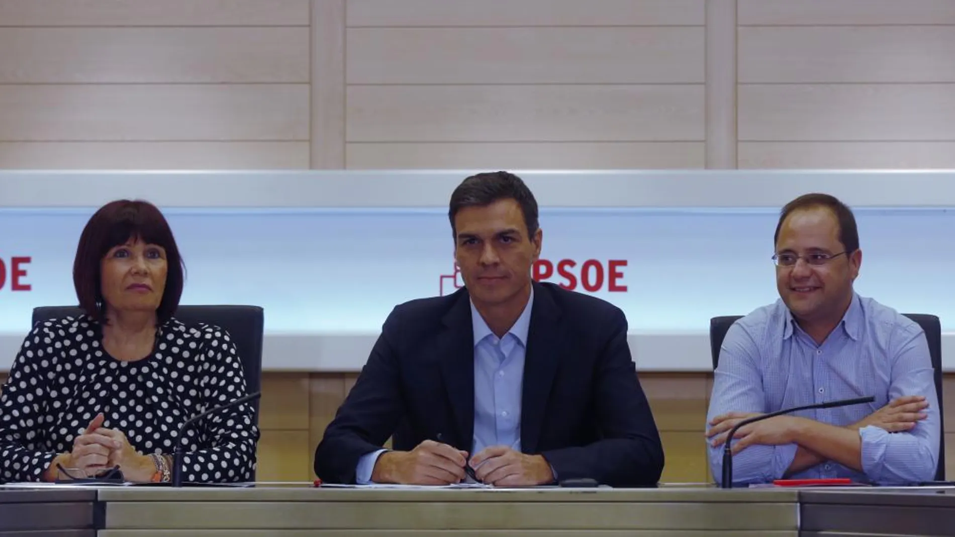 El líder del PSOE, Pedro Sánchez, durante la reunión de la Comisión permanente de La Ejecutiva Federal del PSOE, junto a Micaela Navarro y César Luena
