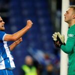 El centrocampista del RCD Espanyol Óscar Melendo (i) celebra su gol.