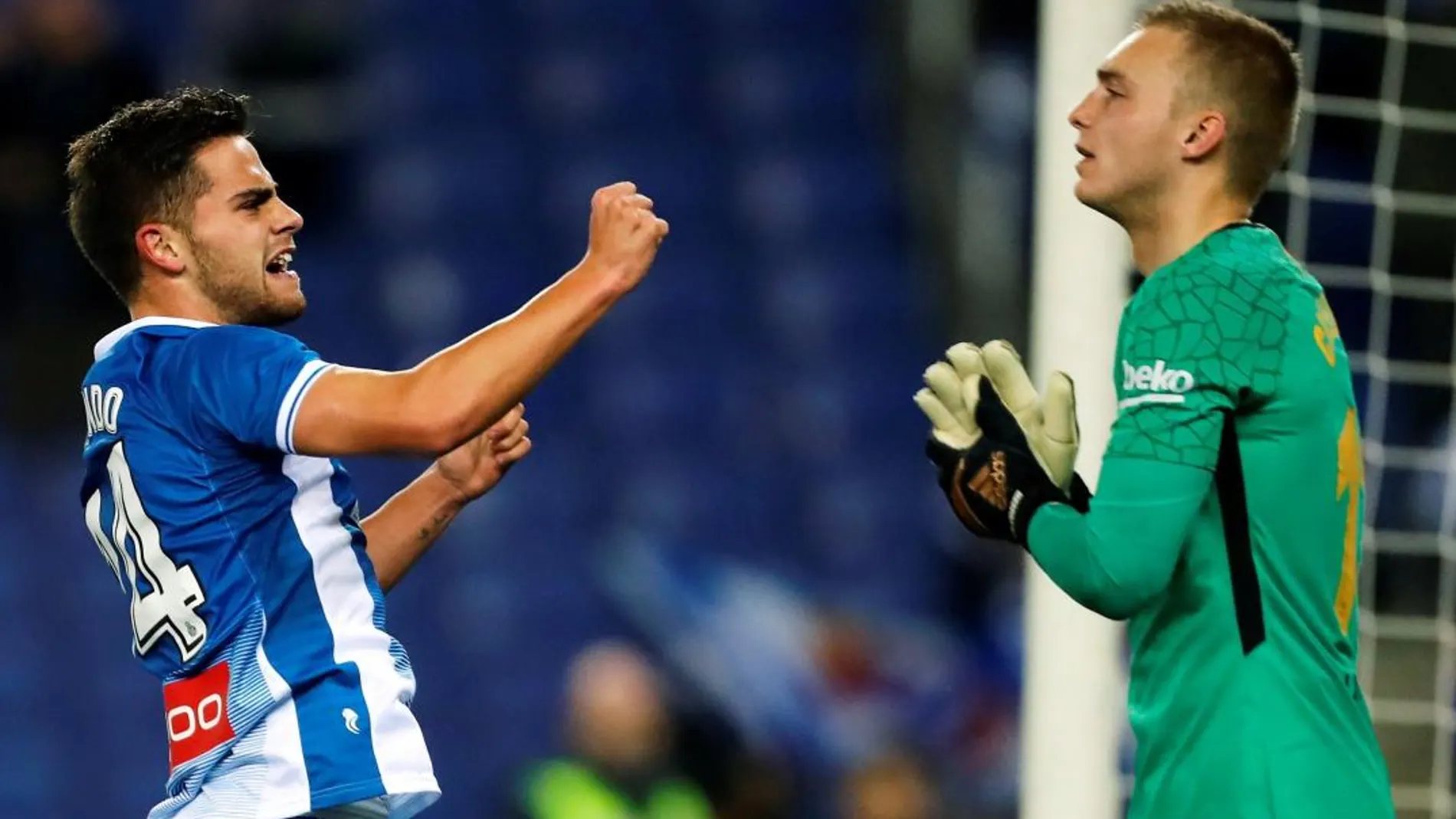 El centrocampista del RCD Espanyol Óscar Melendo (i) celebra su gol.