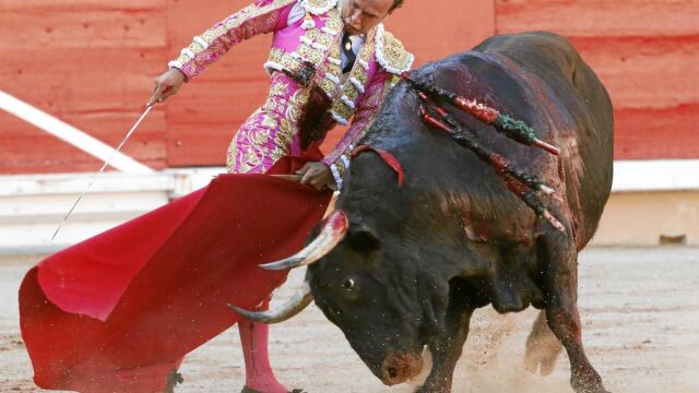 Trincherilla de Antonio Ferrera, ayer, durante el noveno festejo de la Feria de San Fermín