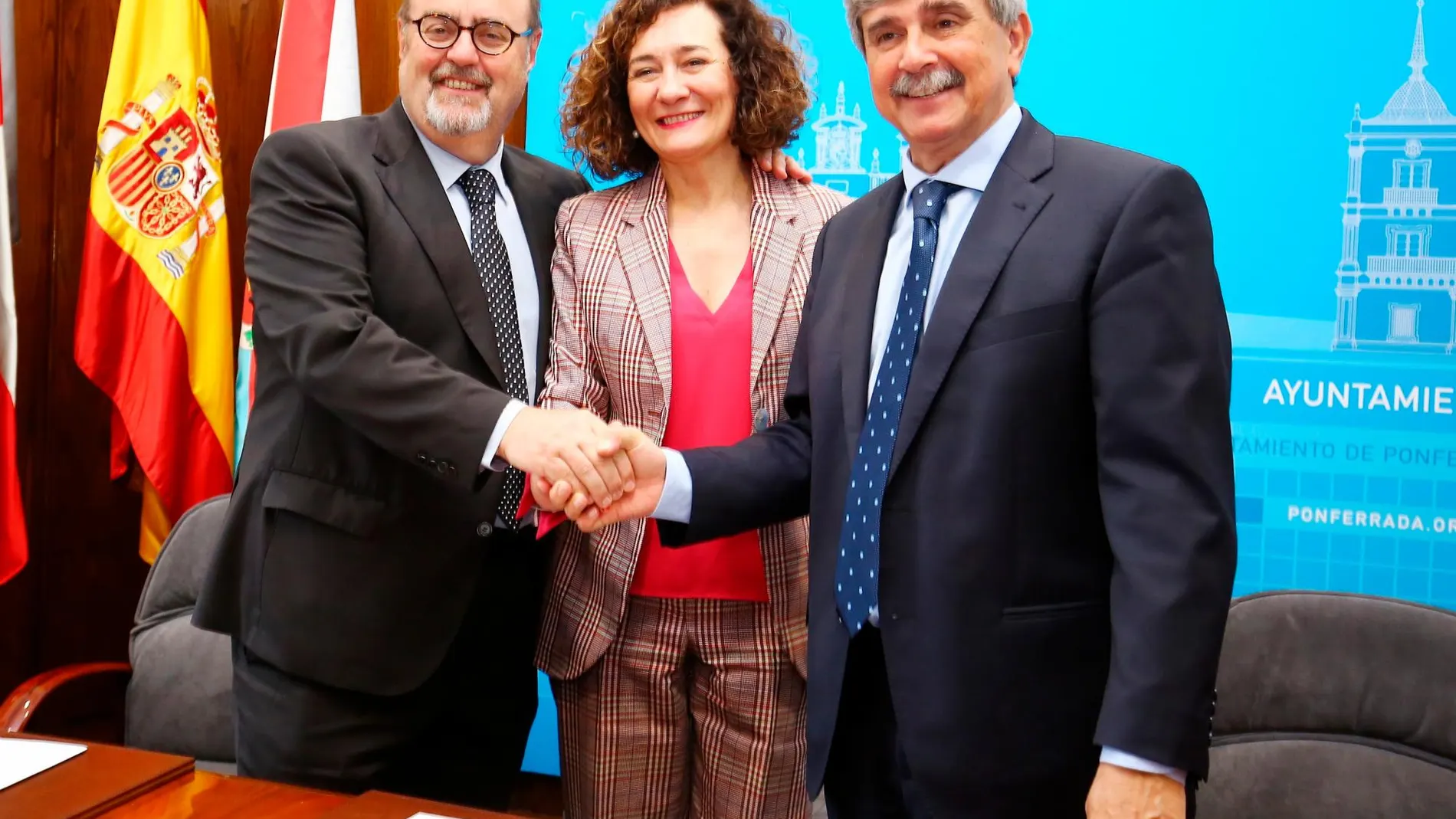 El consejero Fernando Rey junto a la alcaldesa de Ponferrada, Gloria Fernández Merayo, y el rector de la ULE, Juan Franscisco García Marín