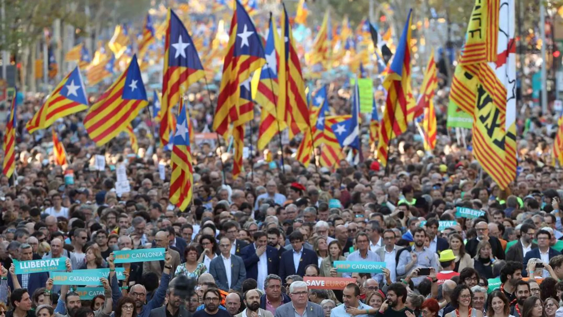 Manifestación convocada por la Mesa por la Democracia en Barcelona. EFE/Toni Albir