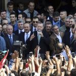 Recep Tayyip Erdogan, rodeado de colaboradores y agentes de seguridad
