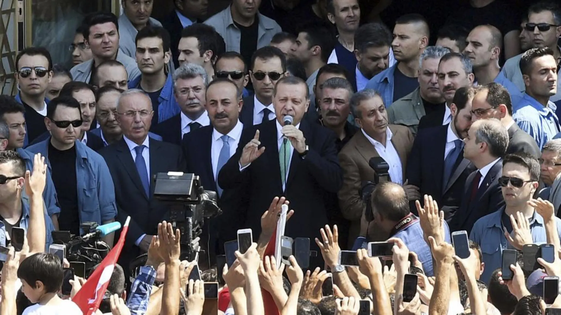 Recep Tayyip Erdogan, rodeado de colaboradores y agentes de seguridad