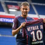 El delantero brasileño Neymar Jr durante su presentación como nuevo jugador del París Saint-Germain.