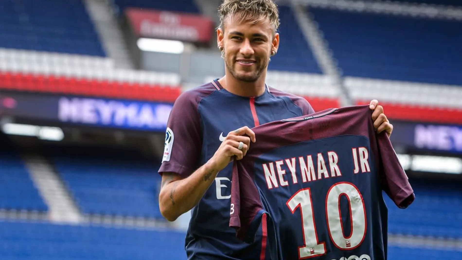 El delantero brasileño Neymar Jr durante su presentación como nuevo jugador del París Saint-Germain.