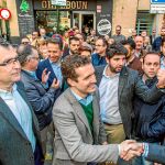 El presidente del PP, Pablo Casado, ayer saluda a unos simpatizantes en Murcia tras el acto de su partido