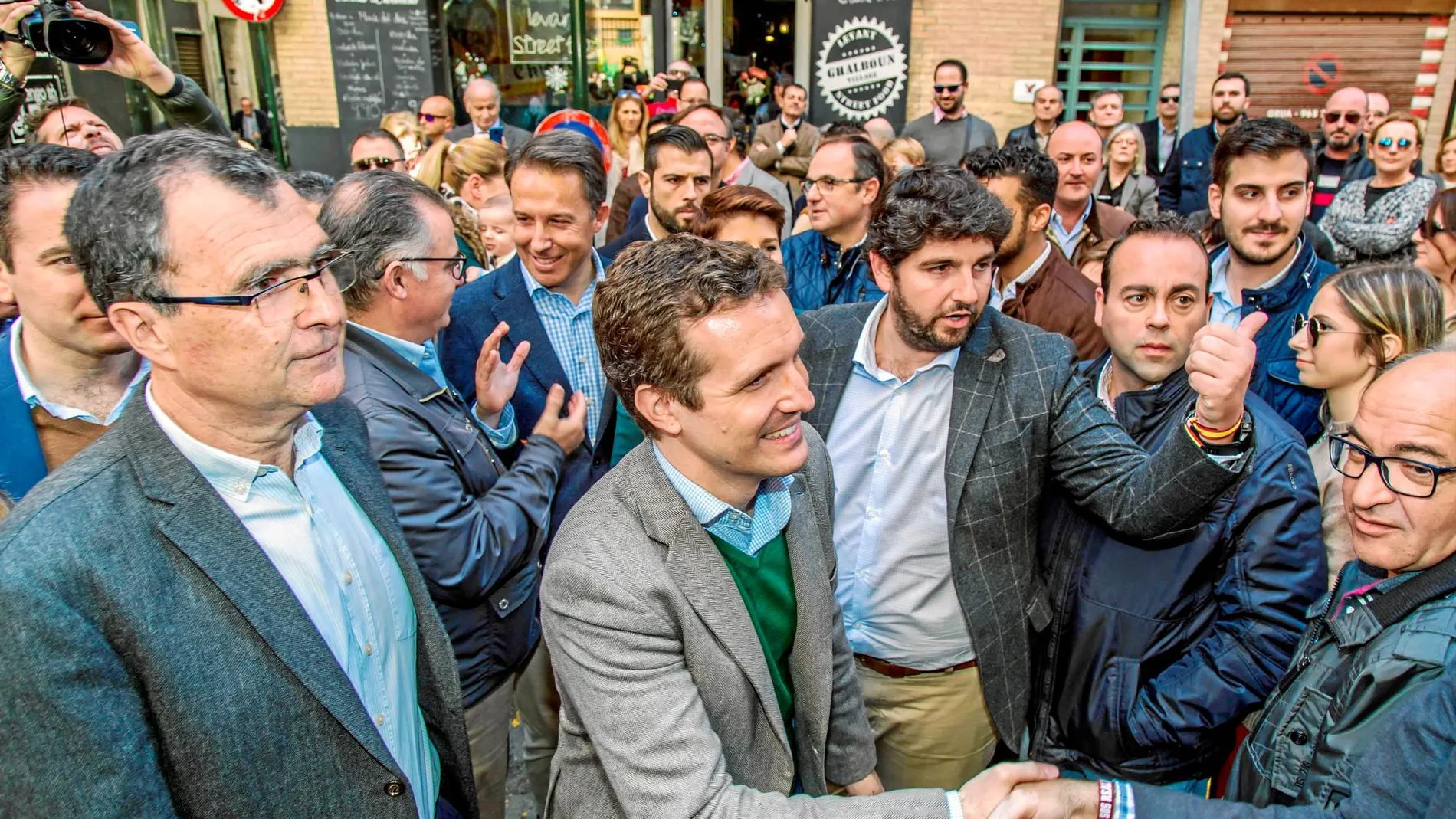 El presidente del PP, Pablo Casado, ayer saluda a unos simpatizantes en Murcia tras el acto de su partido